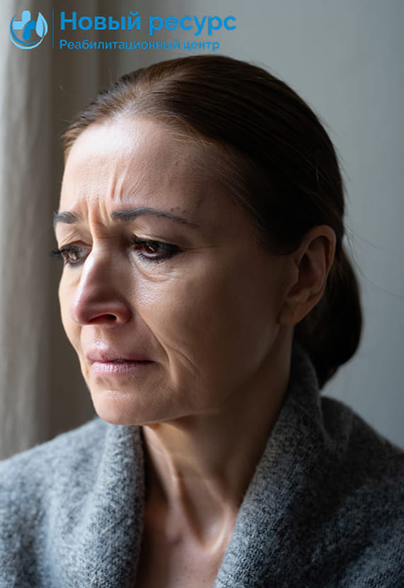 Парень сидит у окна