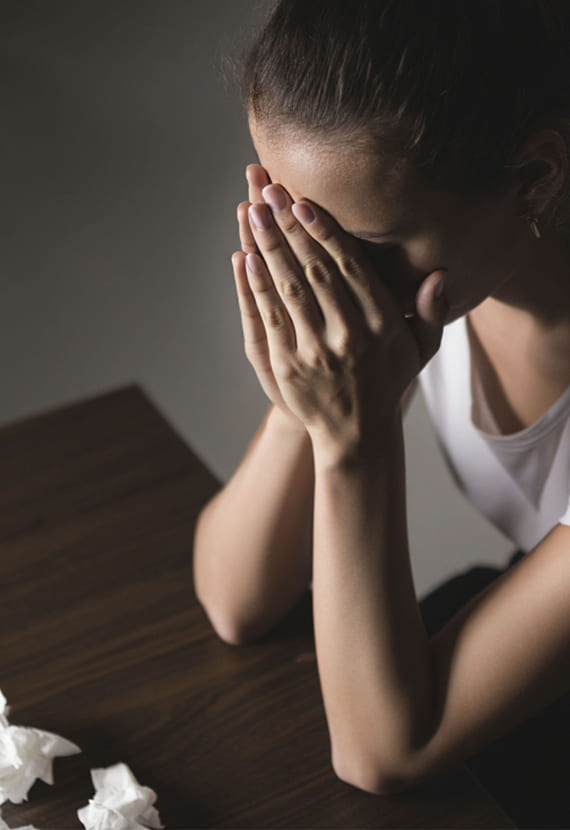 Девушка плачет