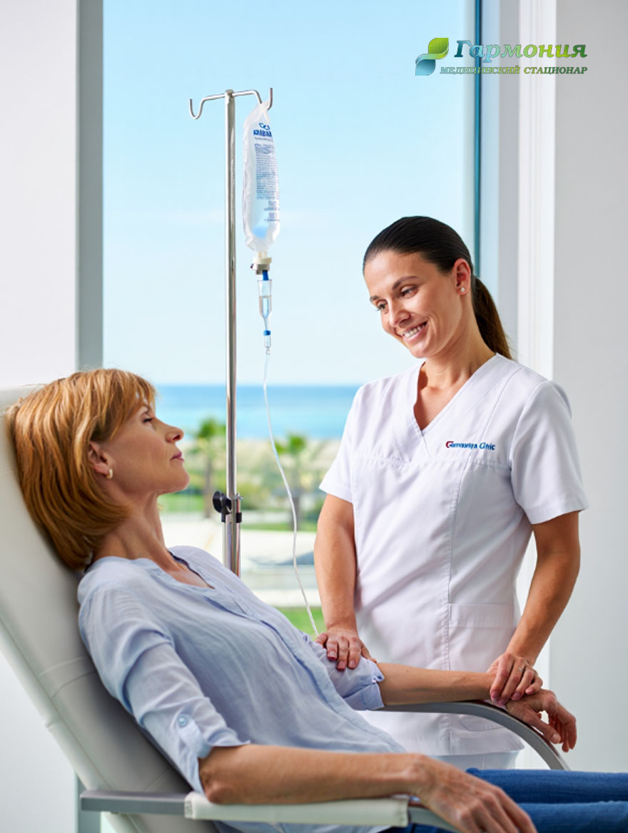 Врач и пациент с капельницей на фоне берега Шымкента