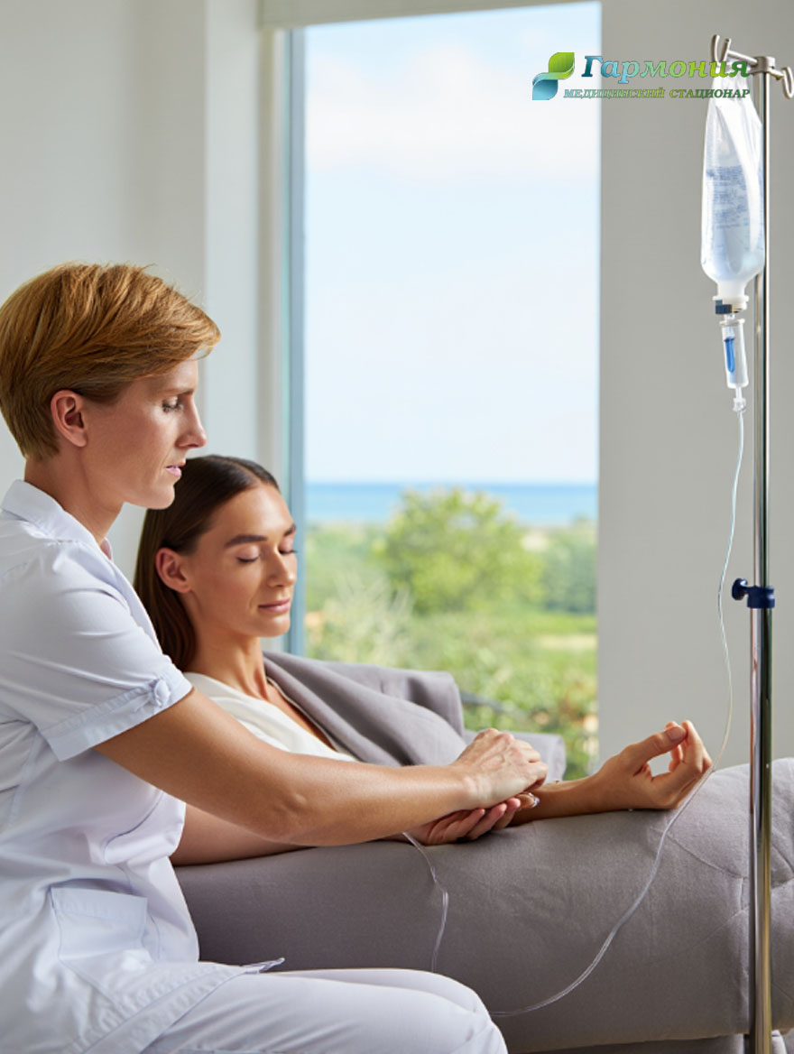 Врач следит за пациентом под капельницей